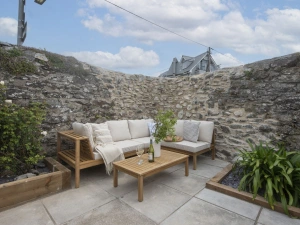 Outside seating for all guests - School Cottage 