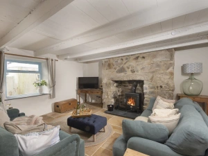 Cosy fireplace with seating for all guests - School Cottage 