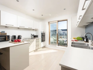 The kitchen, oven, tea and coffee facilities - 66 Pentire