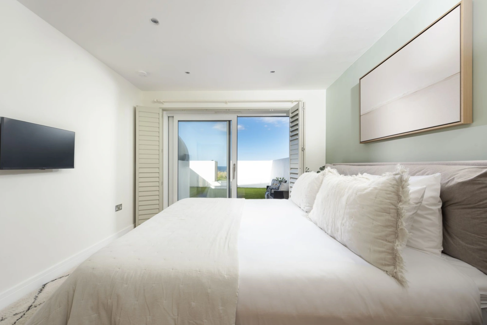 Super king sized bed and TV - 66 Pentire