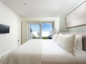 Super king sized bed and TV - 66 Pentire