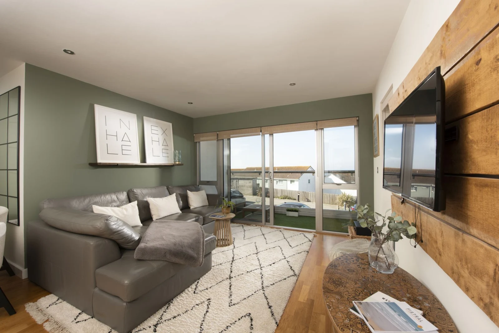 Modern living area - 6 The Point, Pentire