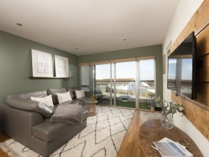 Modern living area - 6 The Point, Pentire