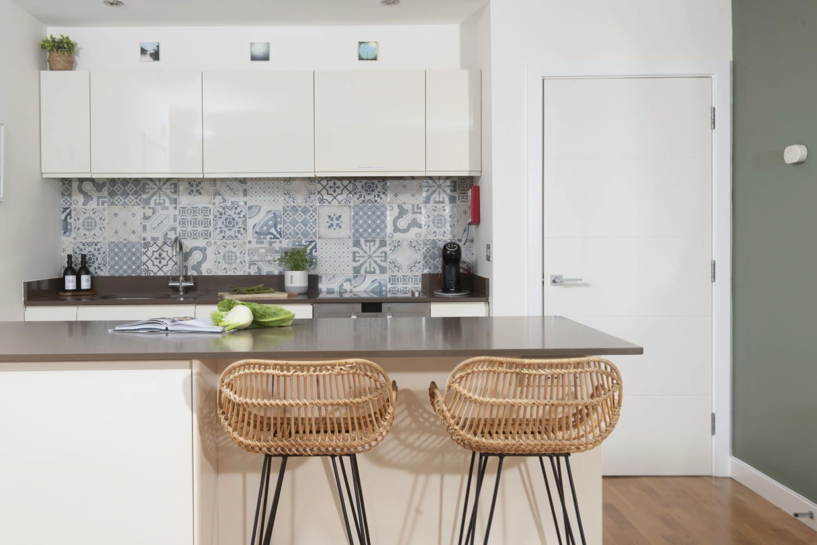 Kitchen with breakfast bar and coffee machine - 6 The Point, Pentire