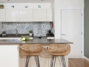 Kitchen with breakfast bar and coffee machine - 6 The Point, Pentire
