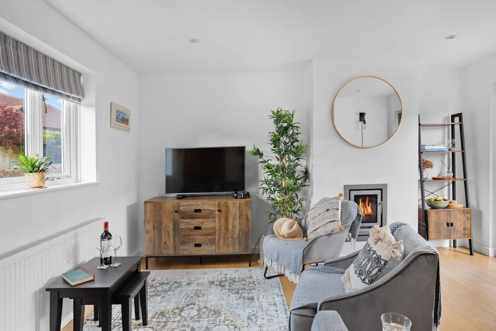 Smart TV and coffee table in Living room - Vickery's Cottage
