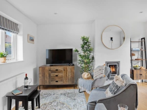 Smart TV and coffee table in Living room - Vickery's Cottage