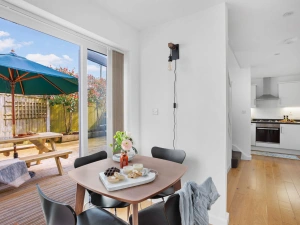 Dining area with access to rear patio - Vickery's Cottage