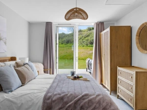 King size bed with access to decked area, wardrobe and drawers for clothes storage - 6 The Vista, Willingcott