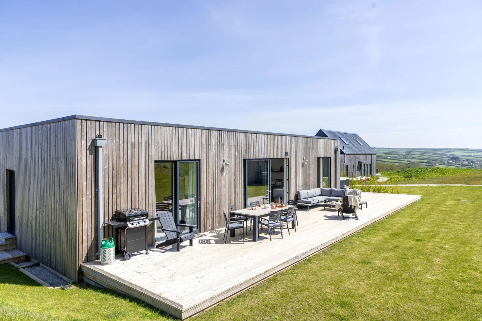 Decked patio with gas BBQ and seating for 6 guests - 6 The Vista, Willingcott