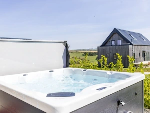 Electric hot tub with valley views - 6 The Vista, Willingcott