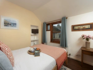 Bedroom, Double Bed, Tv-7 Virgin Street
