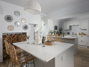 Breakfast bar and large kitchen island - The Elms