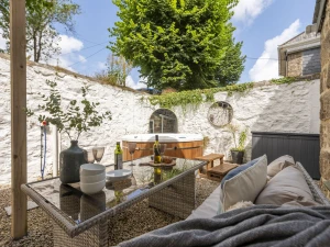 Walled courtyard garden with hot tub and mirror - The Elms