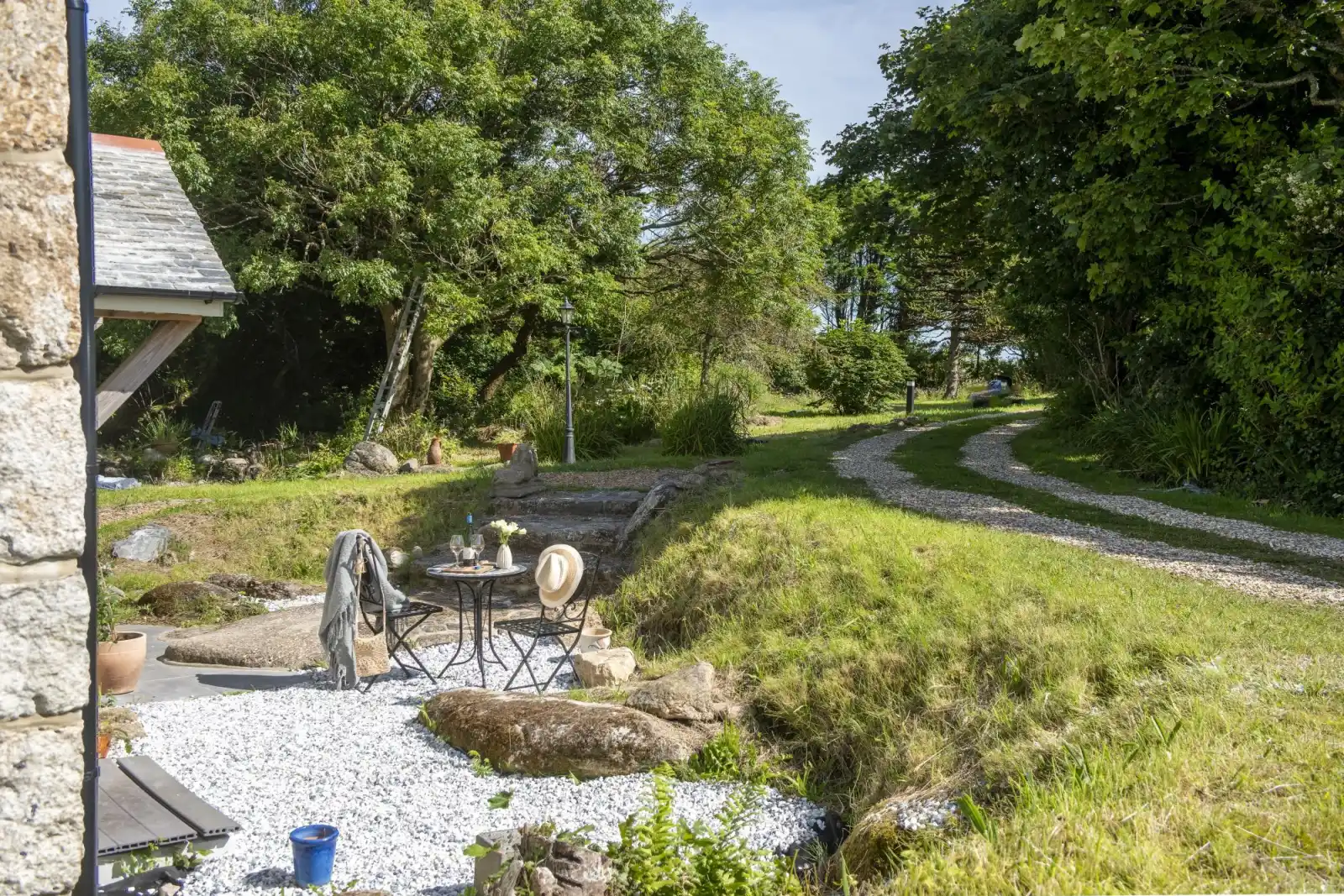 Driveway to property with parking for 4 cars - Worvas Counthouse 