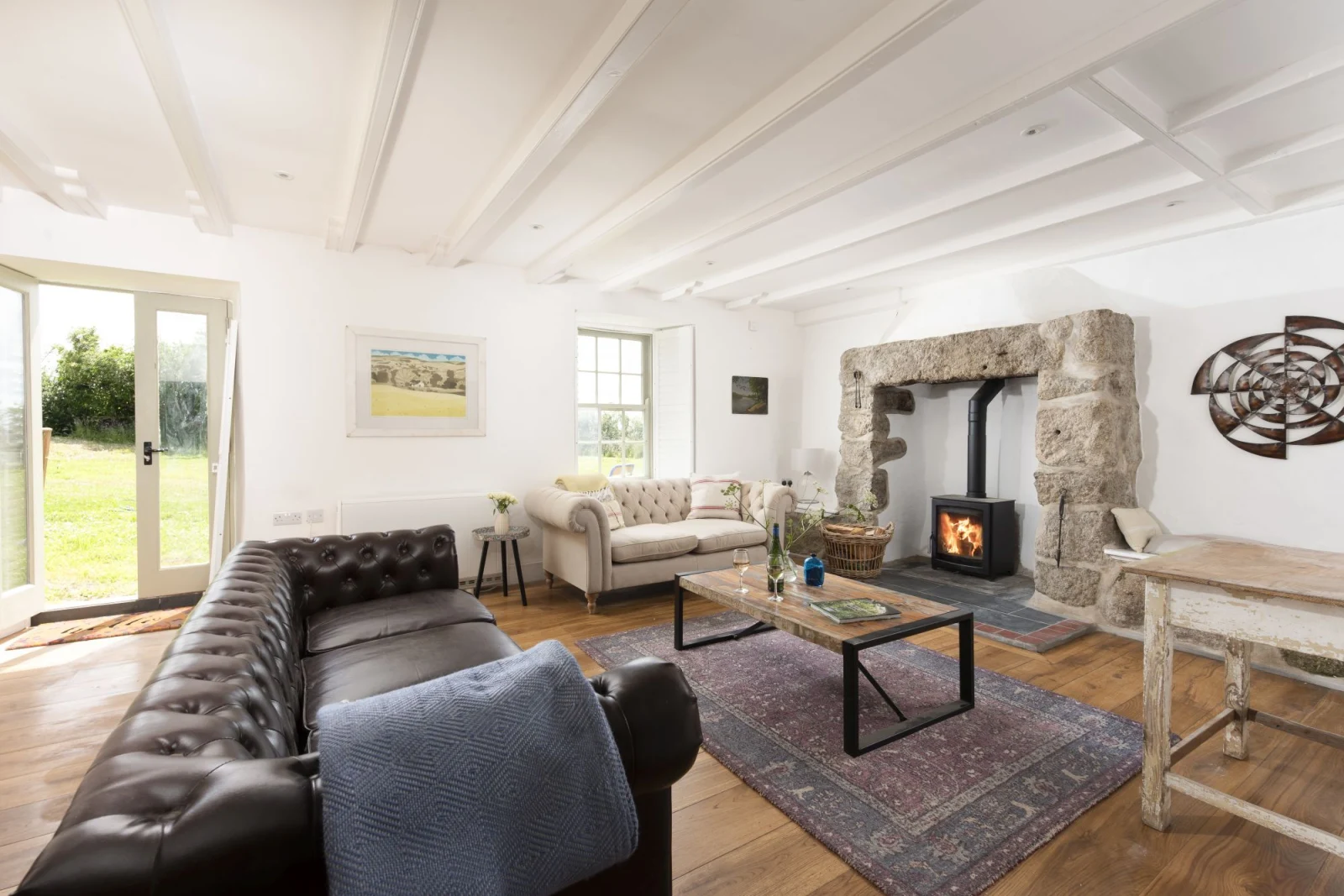 Spacious lounge area with fire place - Worvas Counthouse