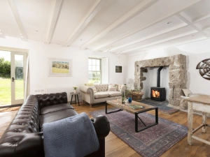 Spacious lounge area with fire place - Worvas Counthouse