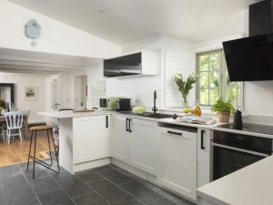Open plan modern kitchen, with oven, microwave, coffee machine - Worvas Counthouse