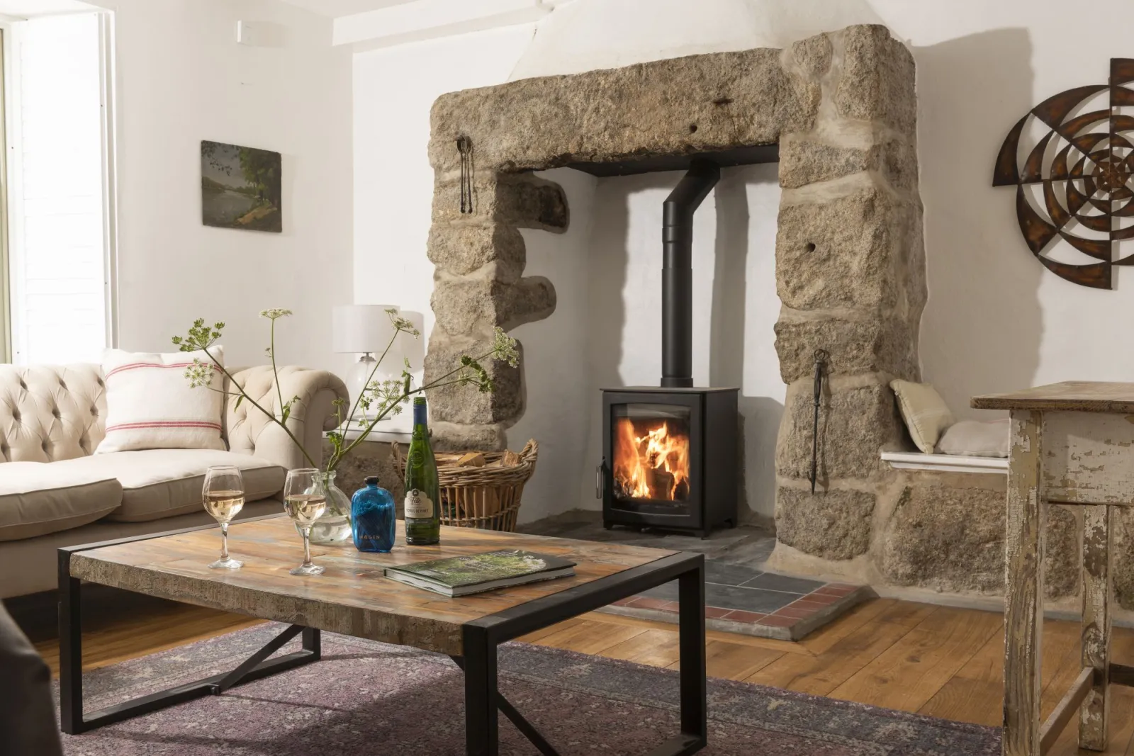 Cosy living room with fireplace, sofas and coffee table - Worvas Counthouse