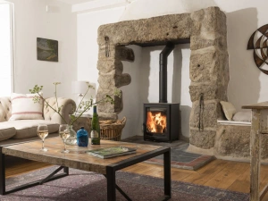 Cosy living room with fireplace, sofas and coffee table - Worvas Counthouse