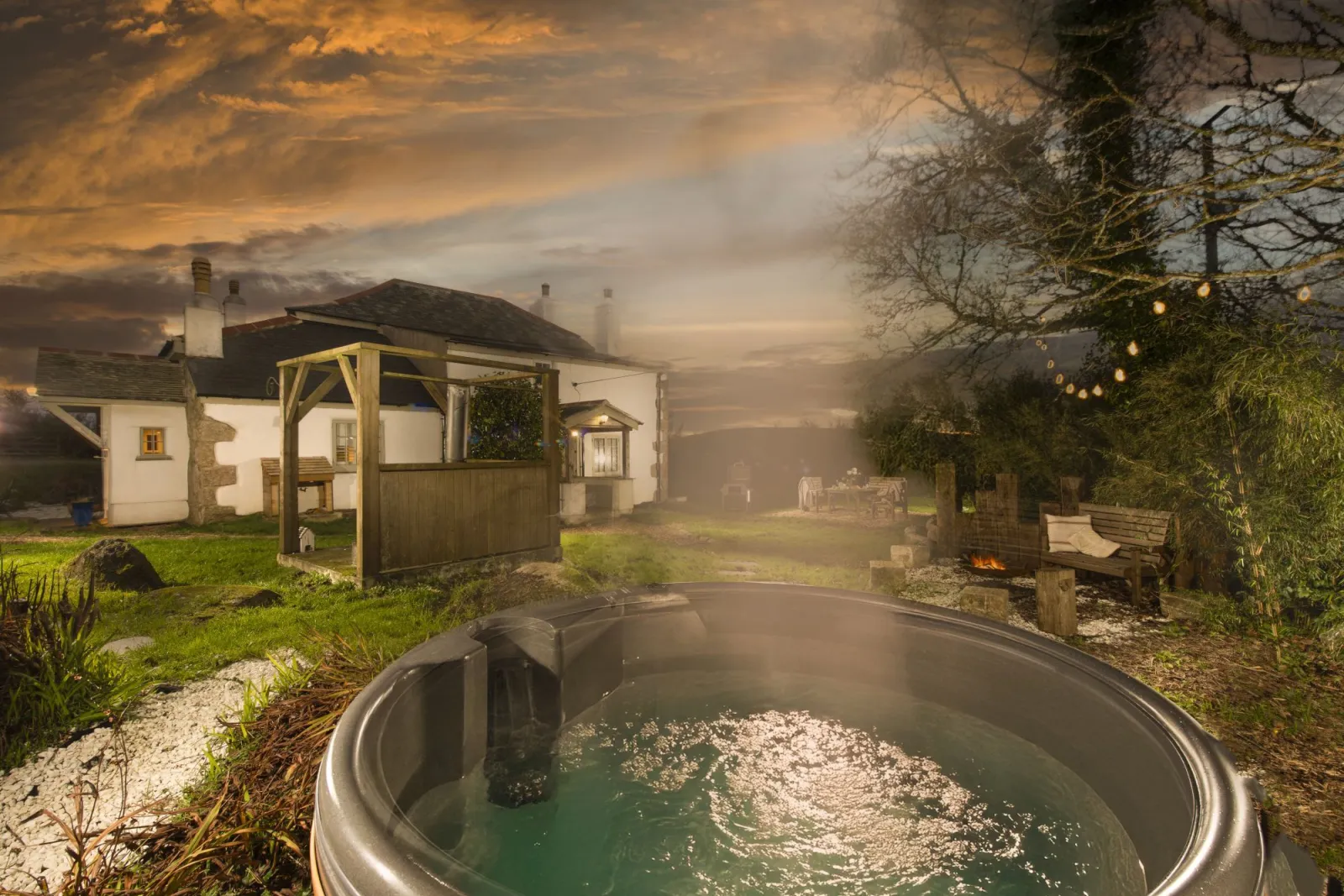 Relaxing hot tub, with countryside views - Worvas Counthouse