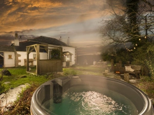 Relaxing hot tub, with countryside views - Worvas Counthouse