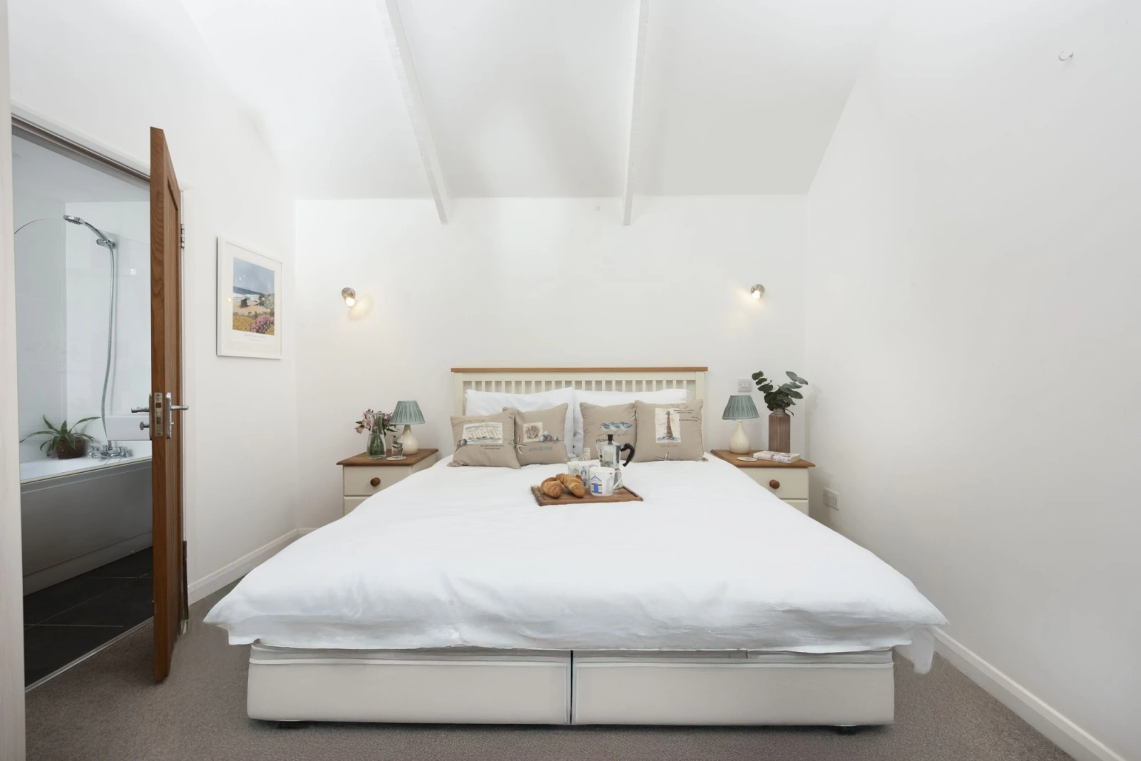 Master bedroom, king size bed with bedside table and lamps - Samson Cottage
