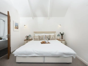 Master bedroom, king size bed with bedside table and lamps - Samson Cottage