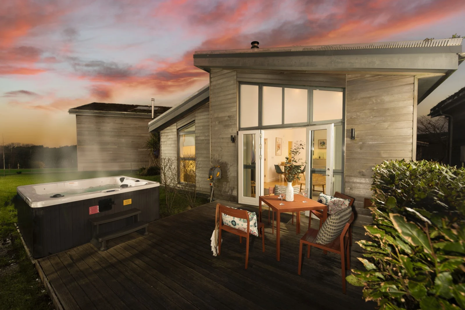71 Una, outside dining area and hot tub - 71 Una