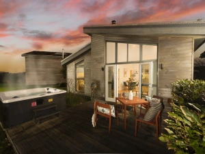 71 Una, outside dining area and hot tub - 71 Una