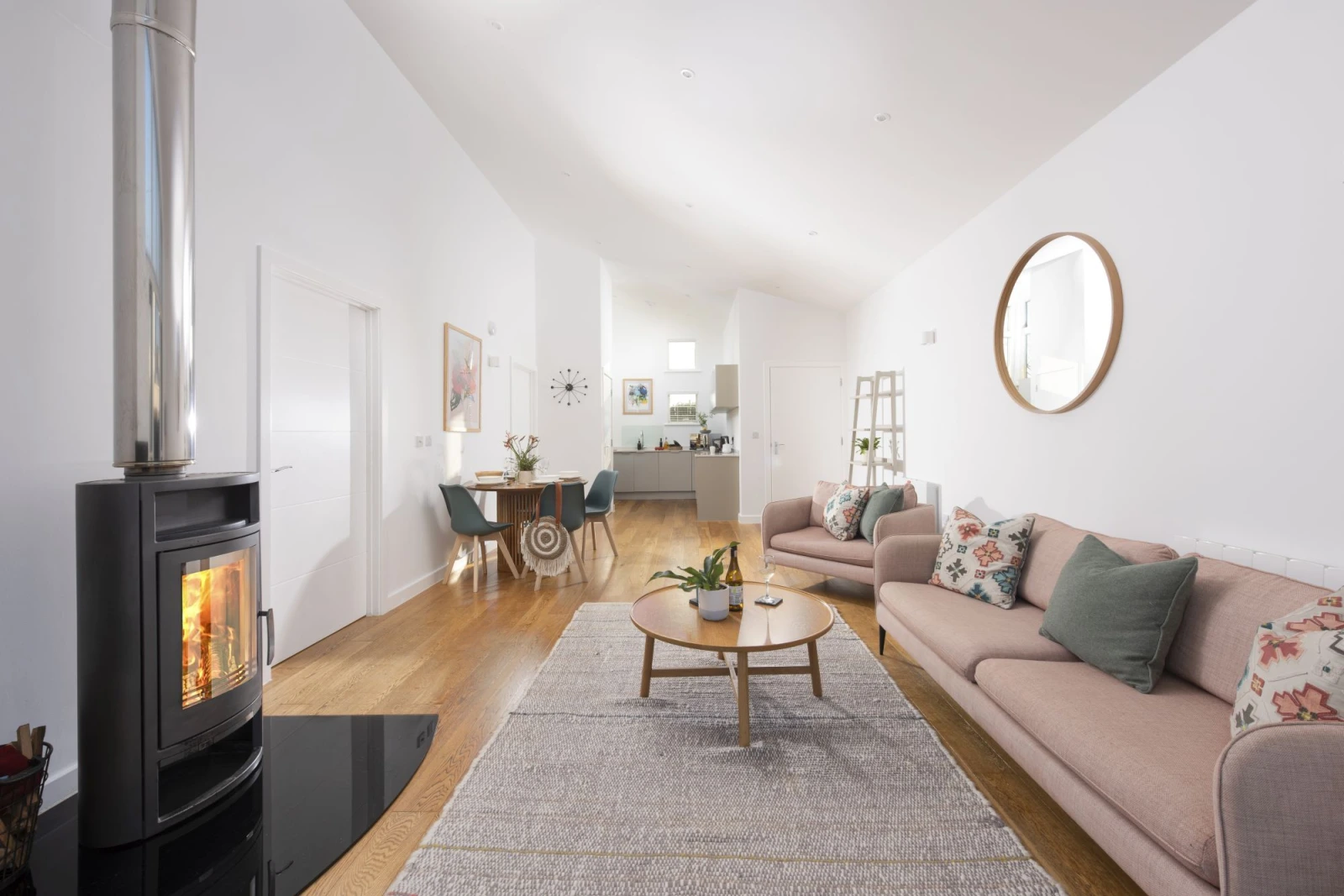 The cosy woodburner and comfortable sofa's - 71 Una