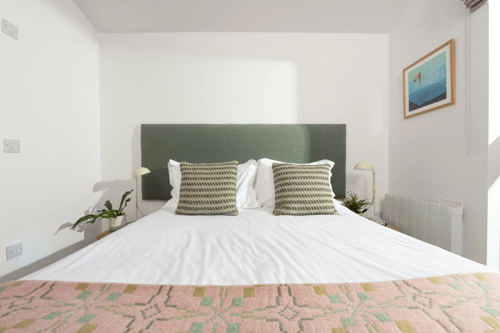 Super king sized bed, side tables and lamps - 71 Una