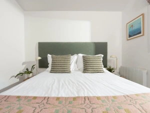 Super king sized bed, side tables and lamps - 71 Una