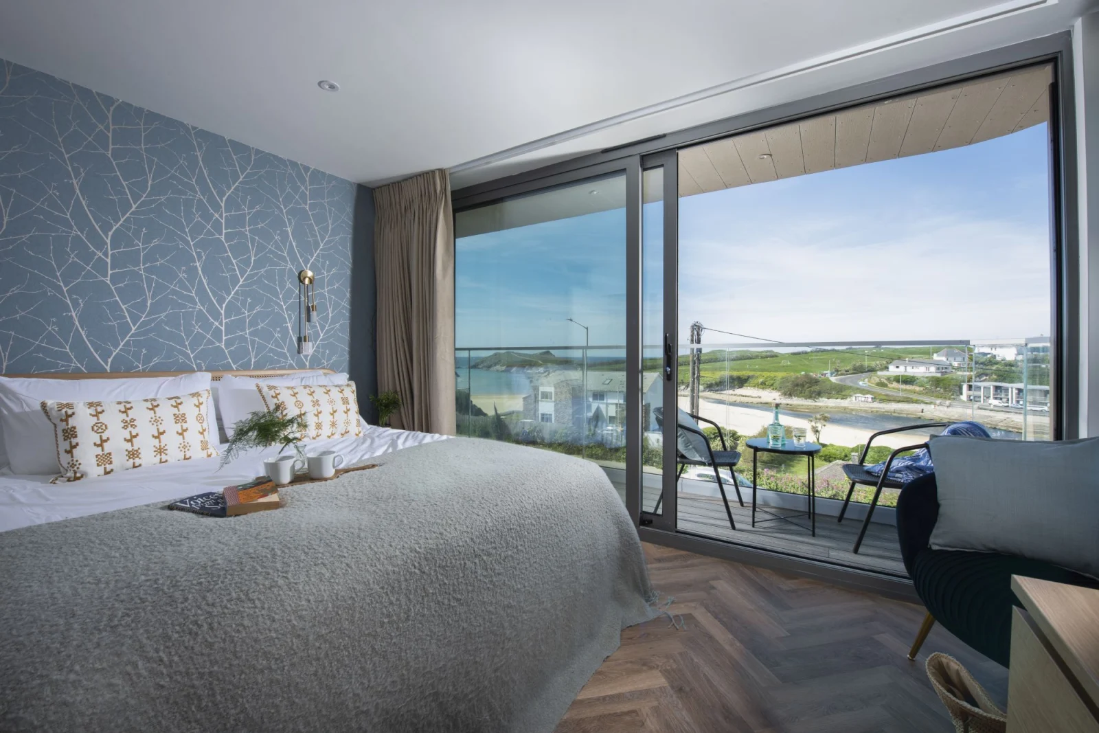 Master Bedroom with King Sized bed  and balcony access - 5 Oasis Sands