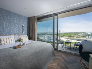 Master Bedroom with King Sized bed  and balcony access - 5 Oasis Sands