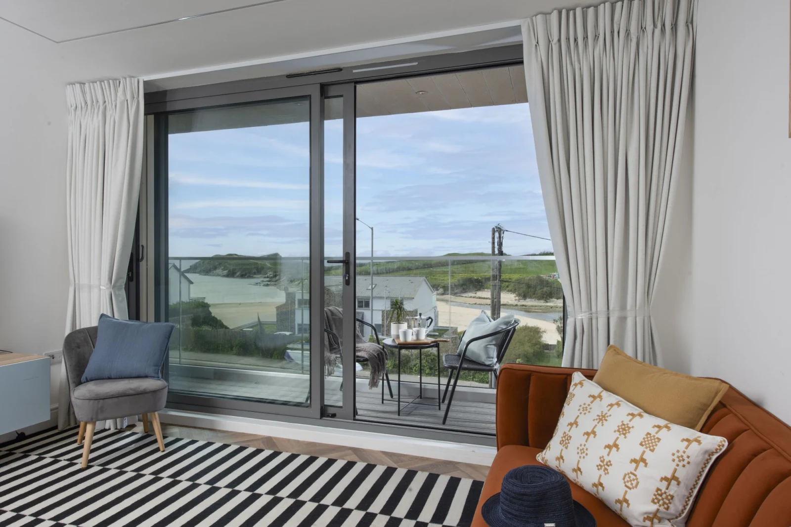 Living area with balcony access as well as an additional chair - 5 Oasis Sands