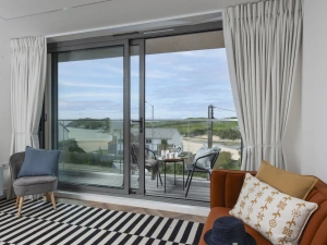 Living area with balcony access as well as an additional chair - 5 Oasis Sands