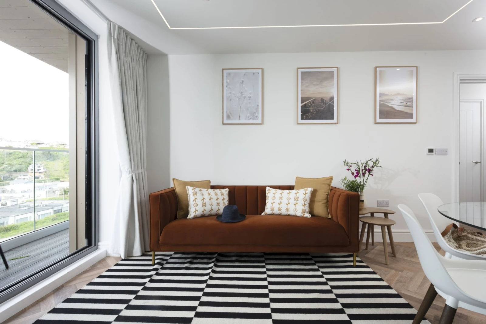 Additional view of living area, also displaying the heating controls - 5 Oasis Sands