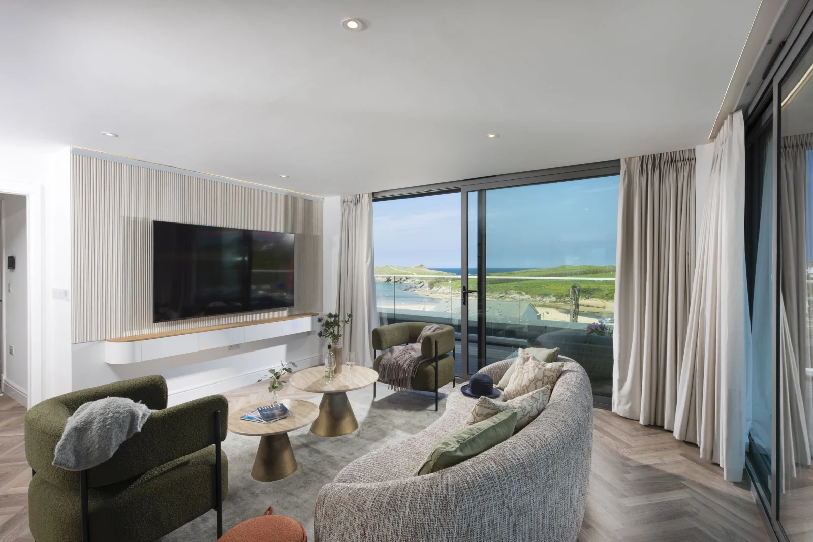 Living room smart TV, Free Wifif and sea views - Penthouse Oasis Sands