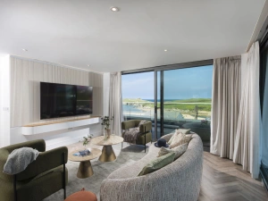 Living room smart TV, Free Wifif and sea views - Penthouse Oasis Sands