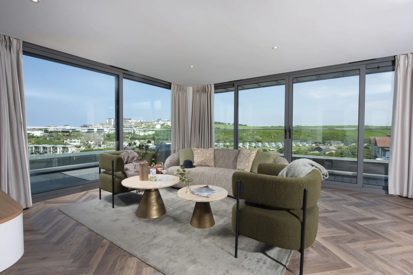 Open plan living area - Penthouse Oasis Sands