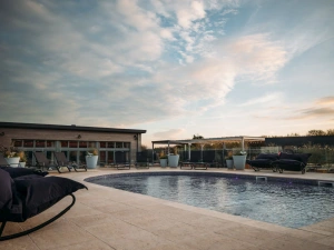 Outdoor lido and Una