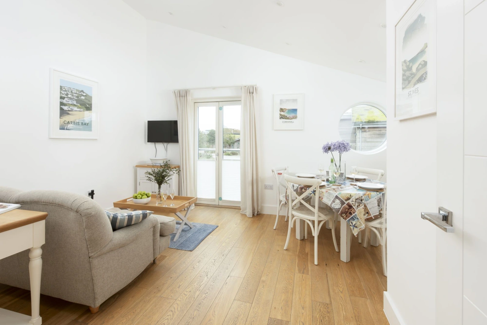 Living and dining areas with Smart Tv and Free WiFi - 55 Una