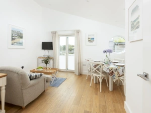 Living and dining areas with Smart Tv and Free WiFi - 55 Una