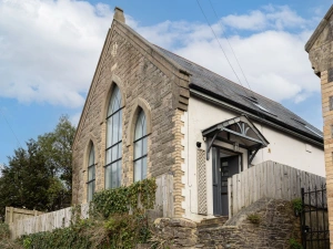 The exterior of Midholm Chapel