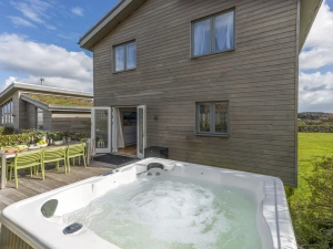 The hot tub and property - Una 69