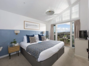 A super king which can be split into twin beds - Una 69