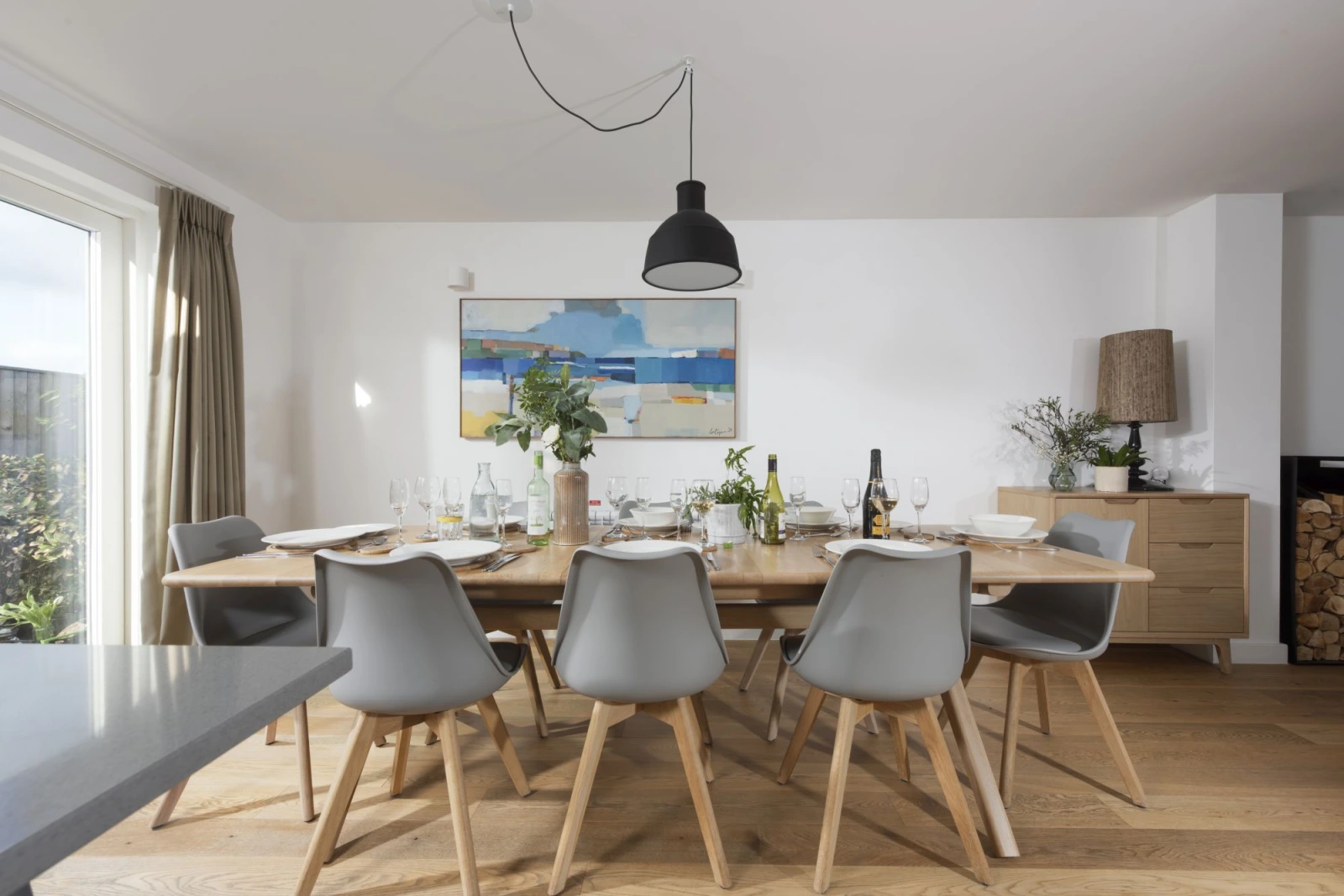 A dining area for all guests - Una 69