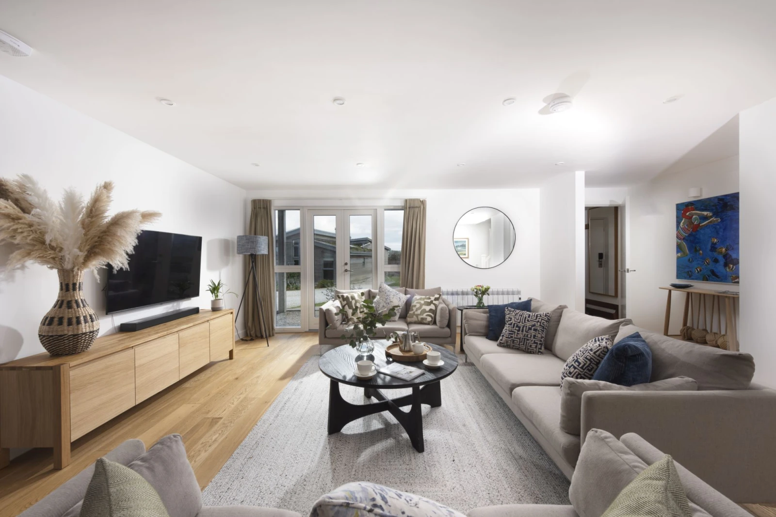 Seating for all guests and TV - Una 69