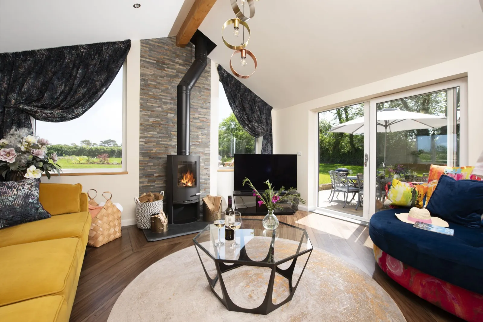 Television and a cosy fireplace - Highfield Barton